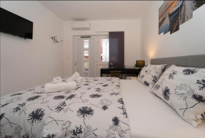 Rooms & Apartments Mirakul客房内的一张或多张床位