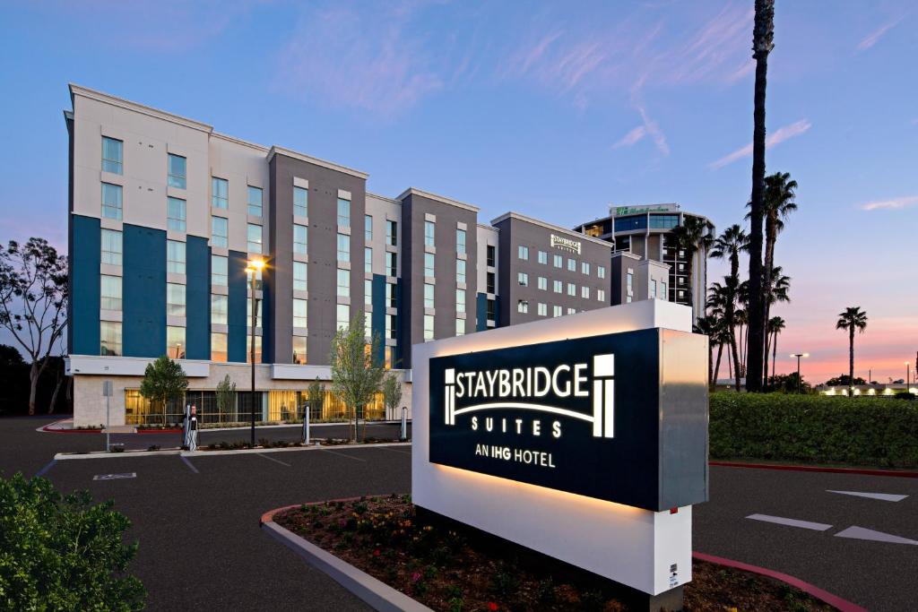 长滩Staybridge Suites - Long Beach Airport, an IHG Hotel的建筑物前停车场的标志