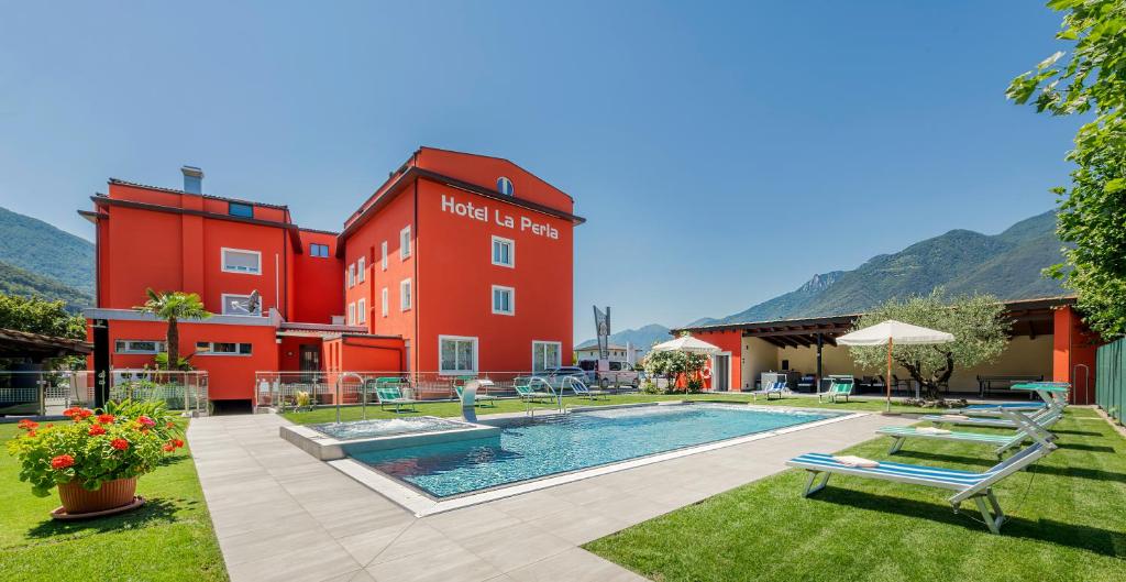 SantʼAntoninoHotel La Perla的大楼前设有游泳池的酒店