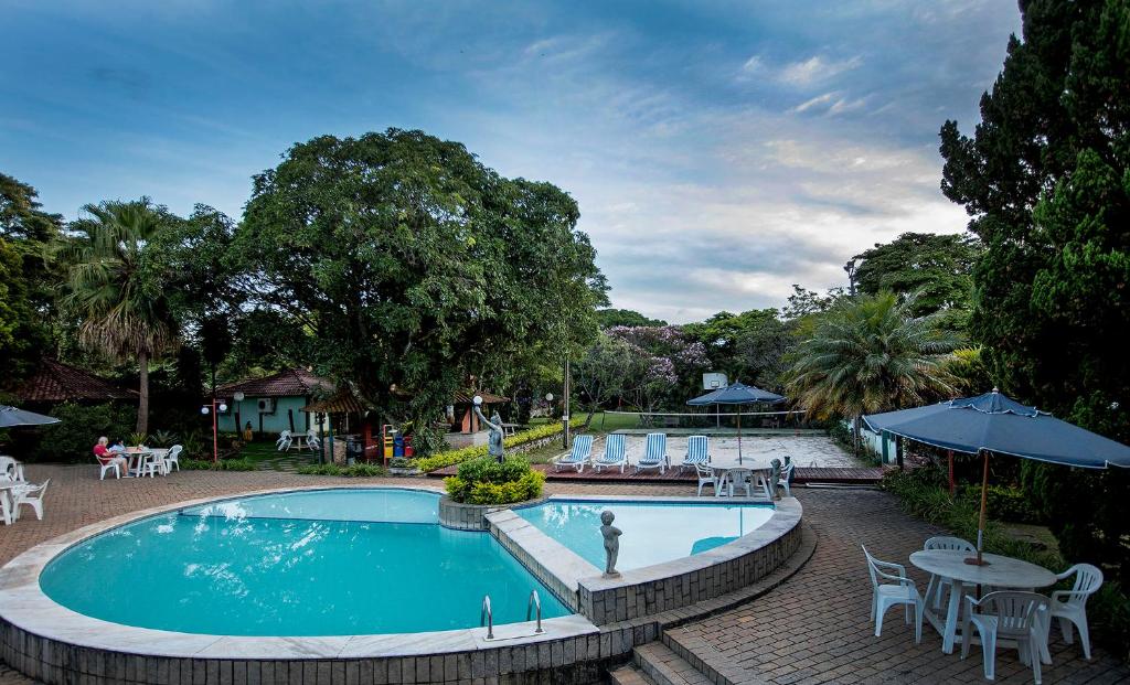圣若昂-德雷维拉博纳比塔科洛旅馆的一个带桌椅的度假村游泳池