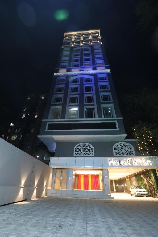 孟买Hotel Cliffton的一座高大的建筑,上面有蓝色的灯光