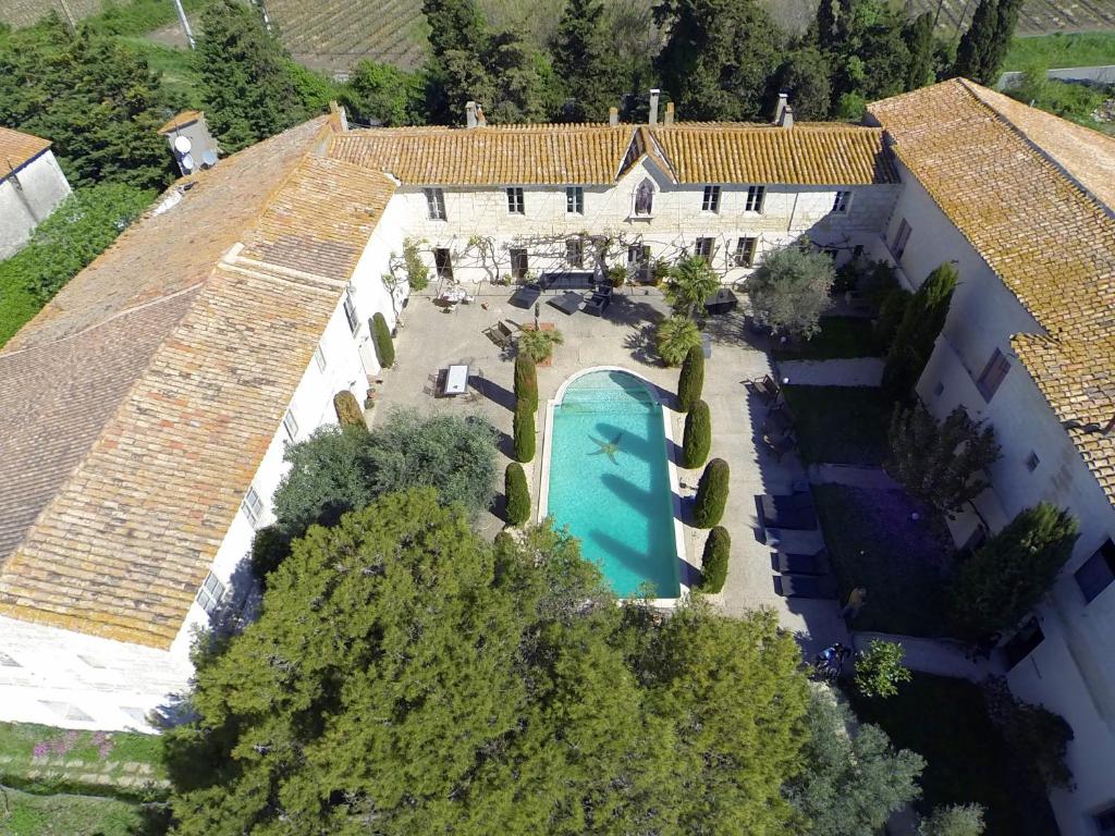 圣吉尔Mas de la Fosse的享有带游泳池的房屋的空中景致
