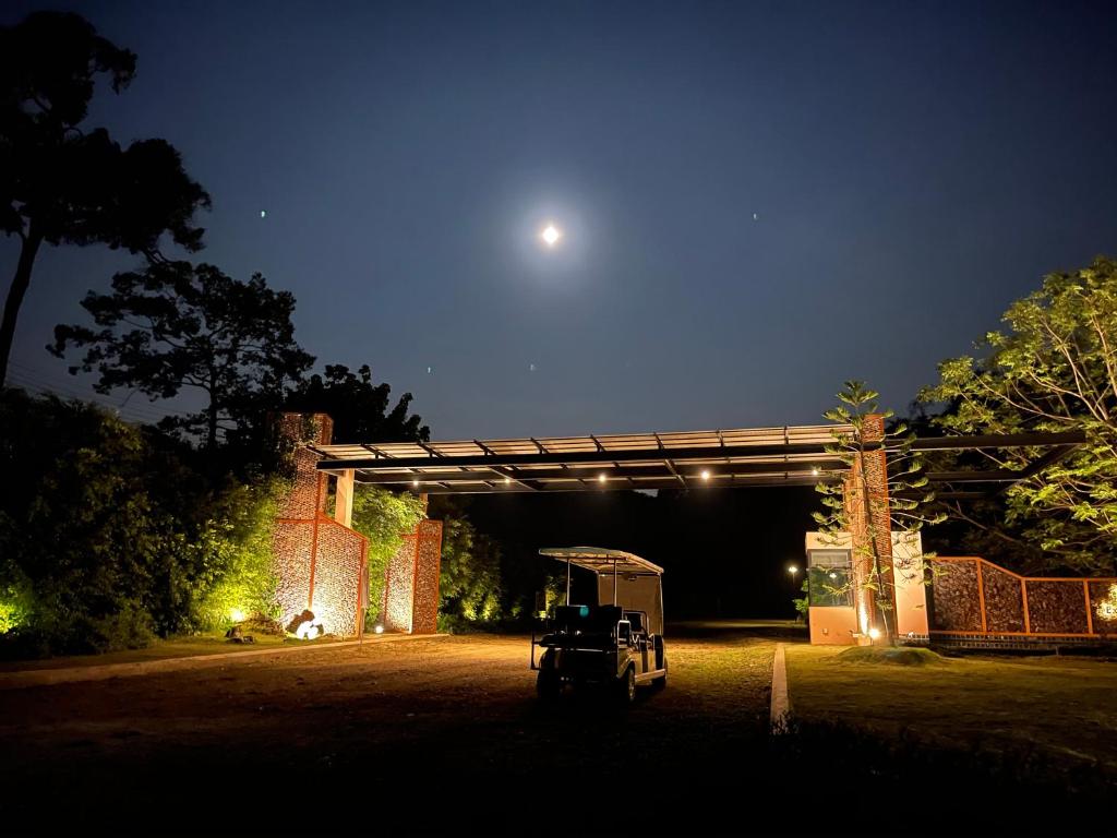 梭桃邑Rock Forest的月亮顶部建筑的夜景