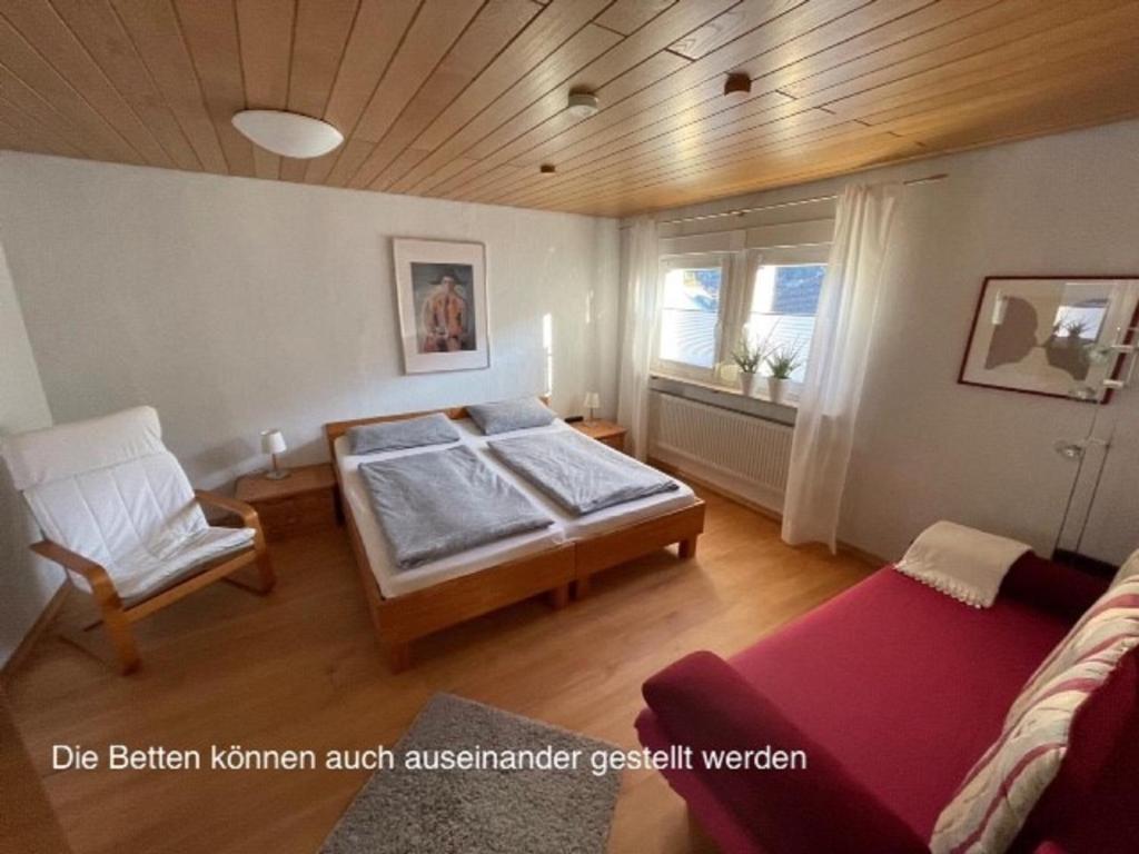 米尔滕贝格Ferienwohnung Anke Kaufmann的一间卧室配有一张床、一张沙发和一个窗口
