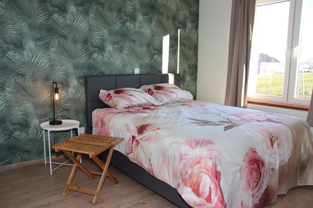 泽皮恩约维尔弗鲁特霍夫酒店的一间卧室配有一张床和一张桌子