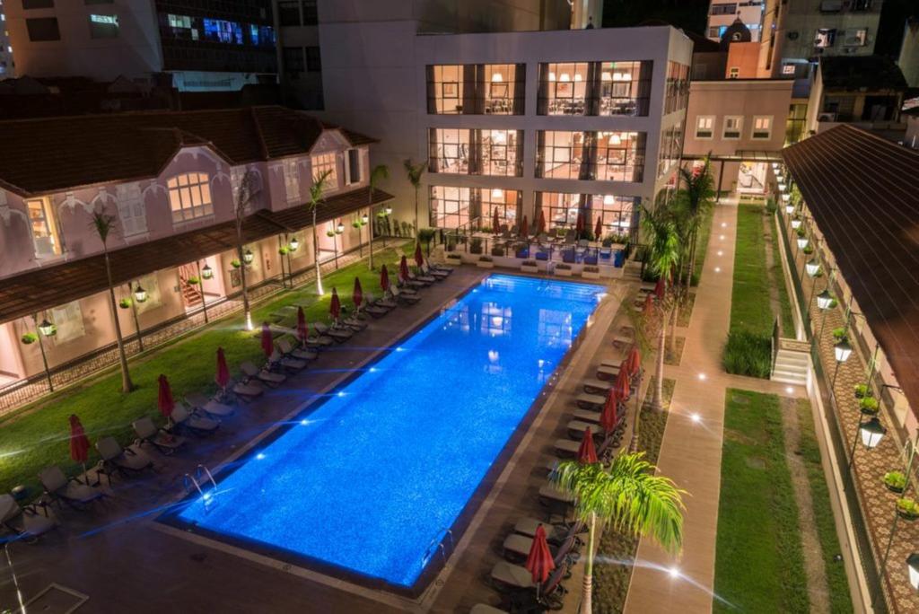 里约热内卢里约热内卢格雷别墅的享有酒店游泳池的顶部景色