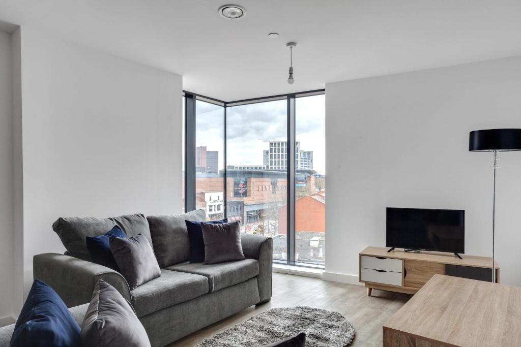 伯明翰Amazing Apartment in the heart of Birmingham的带沙发和大窗户的客厅