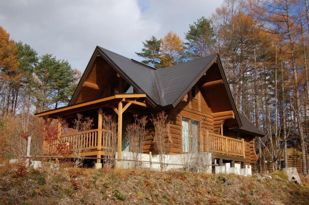 NumajiriShakunagedaira Rental Cottage - Vacation STAY 18468v的黑屋顶林间小屋