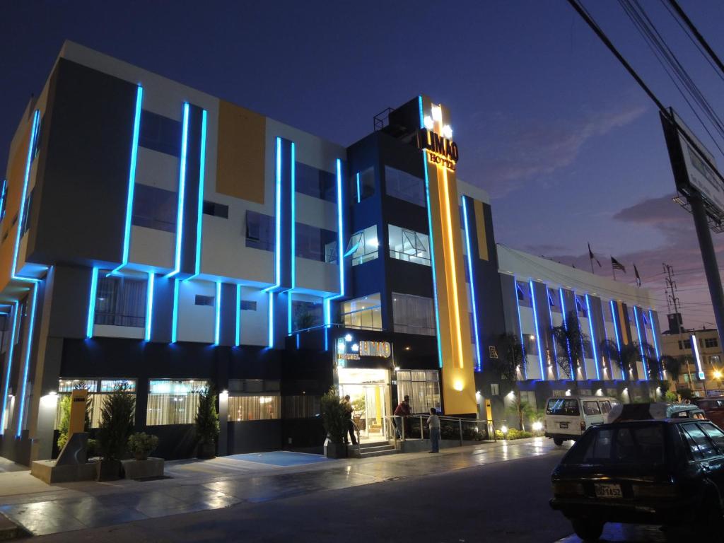 利马利马克酒店的一座晚上有蓝色灯光的建筑