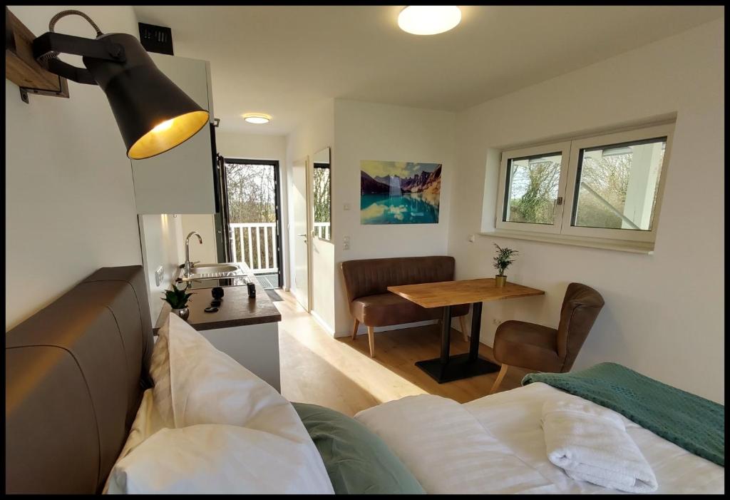 NidderauFernweg Apartments的客厅配有沙发和桌子