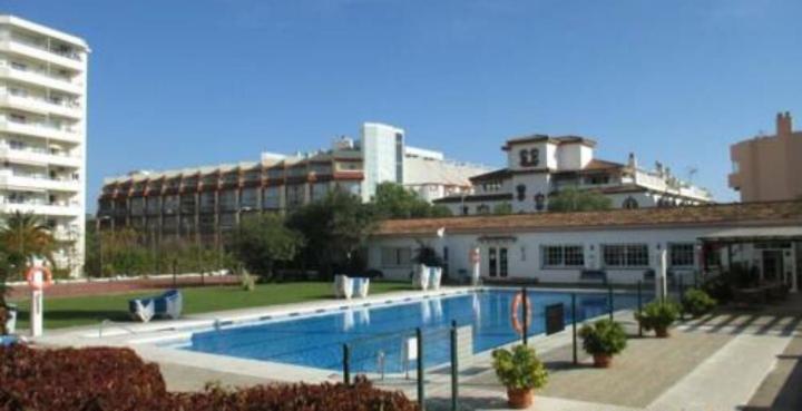 多列毛利诺斯Carihuela Park Palace Studio的大楼前的大型游泳池