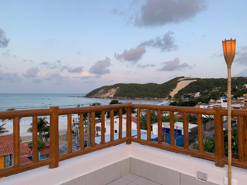 纳塔尔Swell Praia Hotel的享有海滩美景的阳台