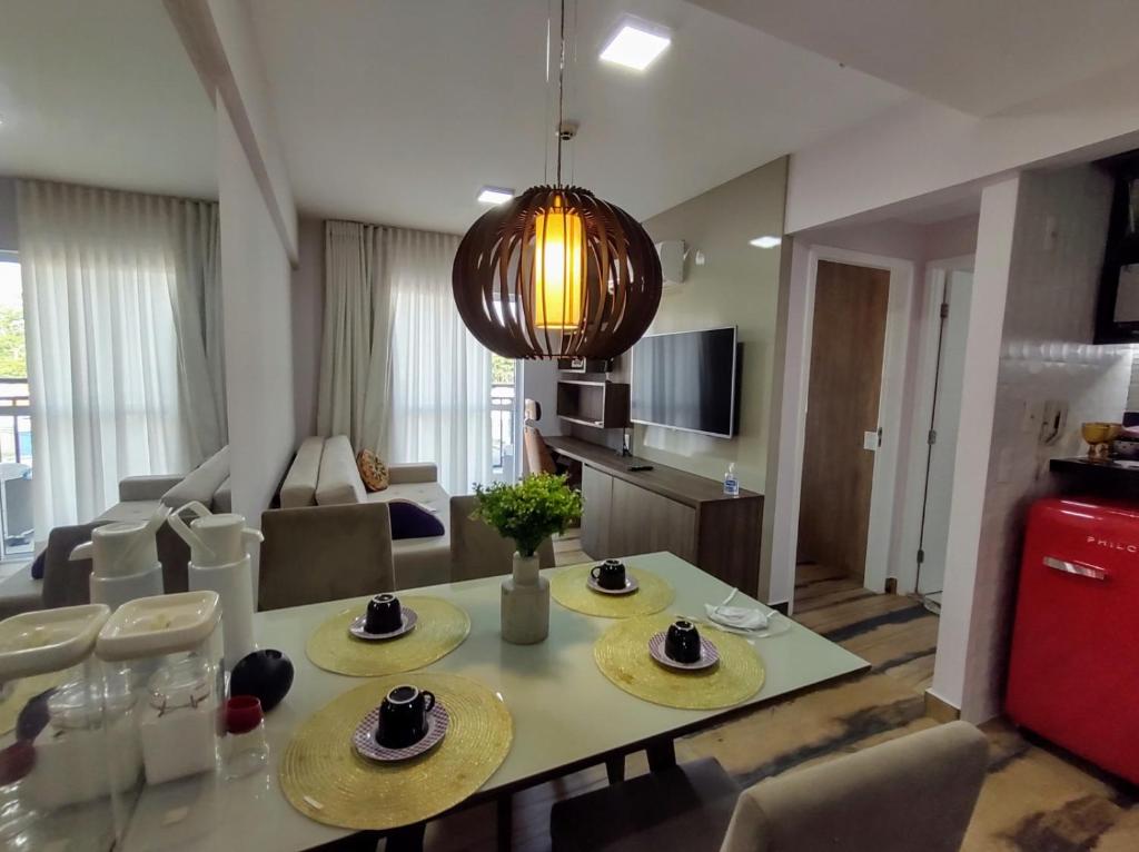特雷西纳Flat 204 Smart Residence Teresina的厨房以及带桌椅的起居室。