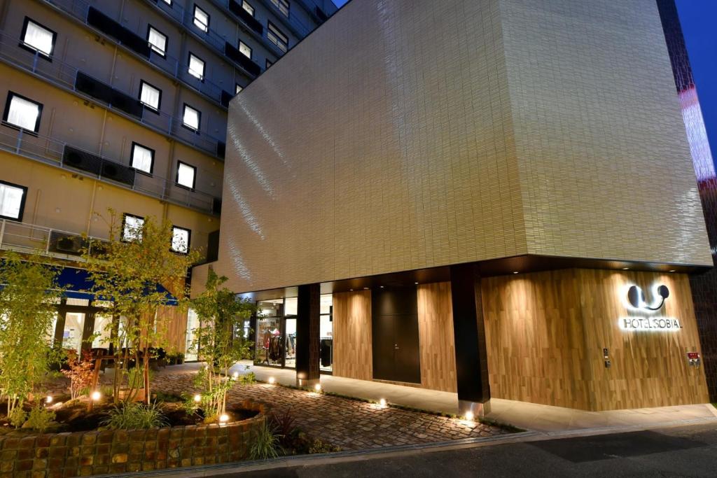 大阪大阪索比亚尔旅舍的建筑的外墙,上面有灯