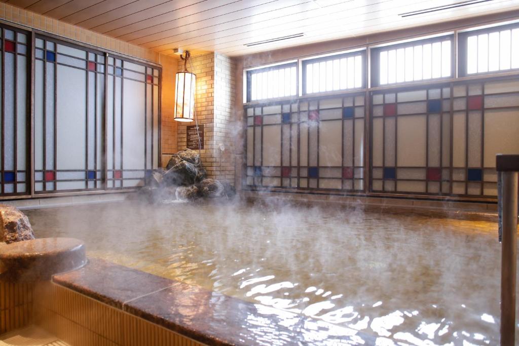 神户Dormy Inn Kobe Motomachi Natural Hot Springs的窗户房间里有一个大型水池