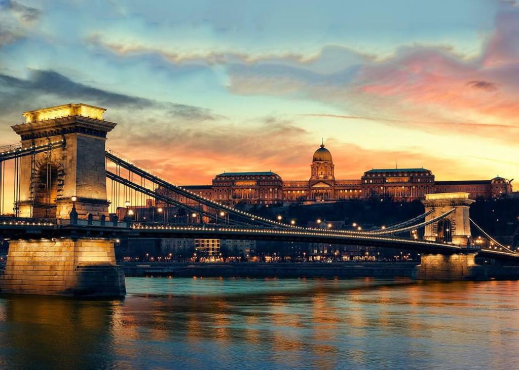 布达佩斯Budapest beauty的一座河上的桥梁,有一座建筑的背景