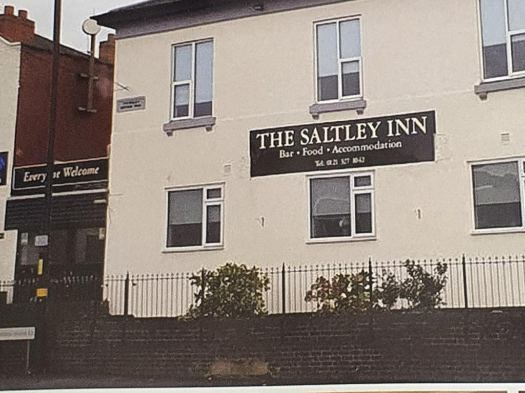 伯明翰The Saltley Inn的一座建筑,上面有标志,上面写着这个令人振奋的旅馆