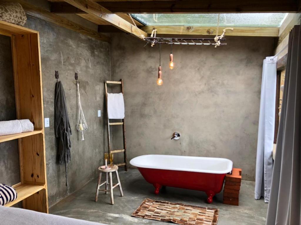 乌鲁比西Cabana Monte - Pousada Colina dos Ventos的一间客房内的红色浴缸浴室