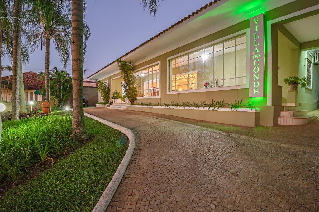 布罗塔斯Villa do Conde的建筑的一侧有绿色标志
