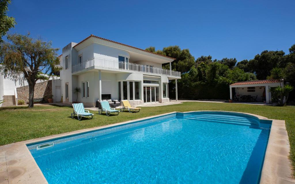 埃斯托利尔Estoril dream的房屋前的大型游泳池