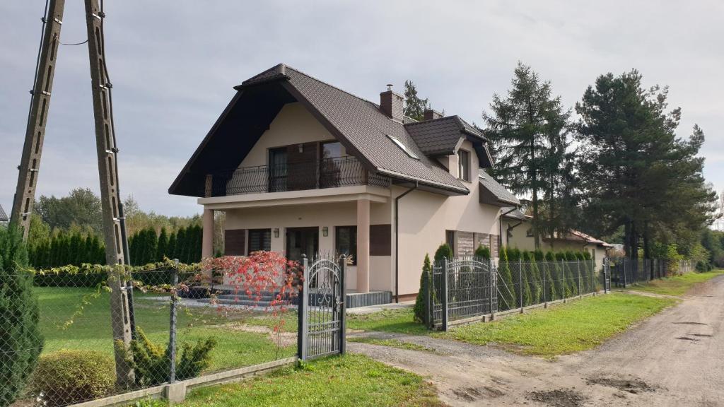 KaleńDobraNocka的白色的房子,有黑色的屋顶和门