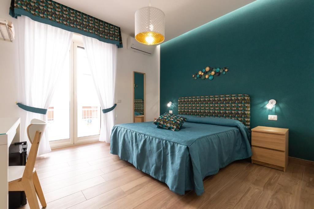 那不勒斯纳博里莱弗住宿加早餐旅馆的一间卧室设有一张床和蓝色的墙壁