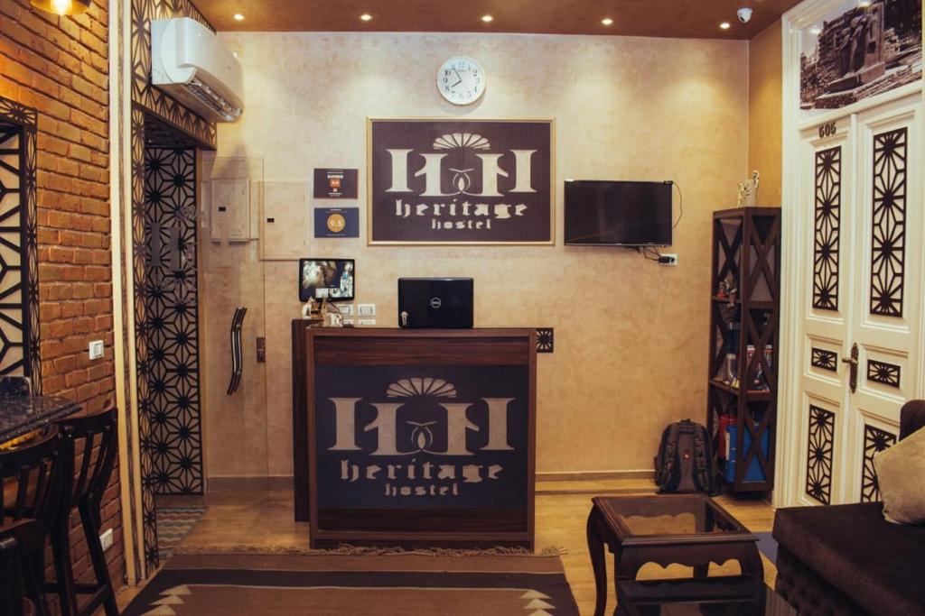 开罗Heritage Hostel Cairo的一间墙上有标志的酒吧