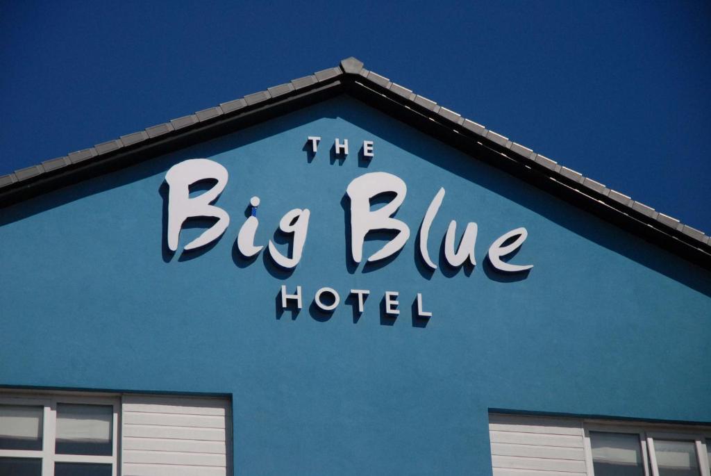 布莱克浦大蓝酒店 - 黑池游乐海滩（Blackpool Pleasure Beach）的蓝色酒店一侧的标志