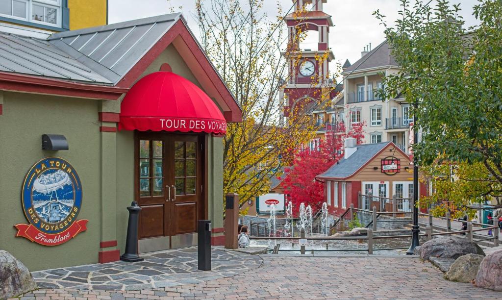 蒙特朗布朗La Tour des Voyageurs II的一座城市中带有钟楼建筑