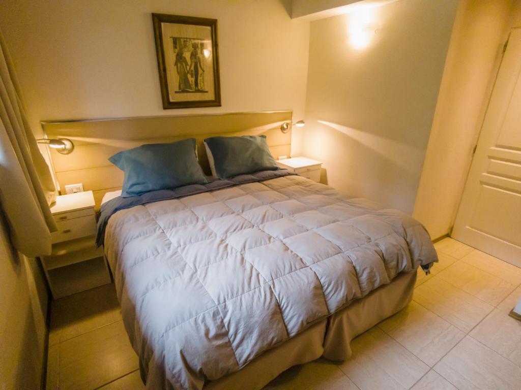 拉安戈斯图拉镇Departamentos De la Plaza的一间卧室,卧室内配有一张大床