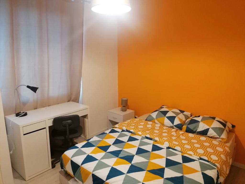 克莱蒙费朗SWEET Appartment avec Wifi et parking的一间小卧室,配有一张床和一张书桌