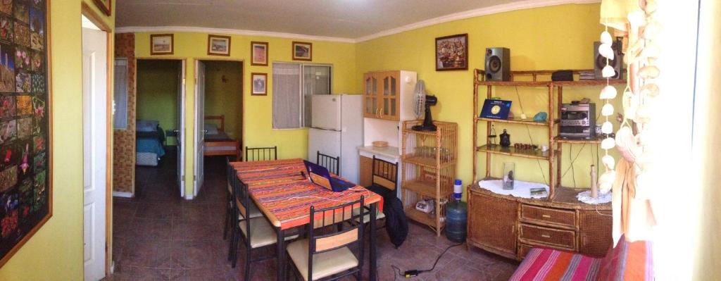 圣佩德罗·德·阿塔卡马Cota6000 Expediciones Dpto A的一间带桌子的厨房和一间带黄色墙壁的厨房