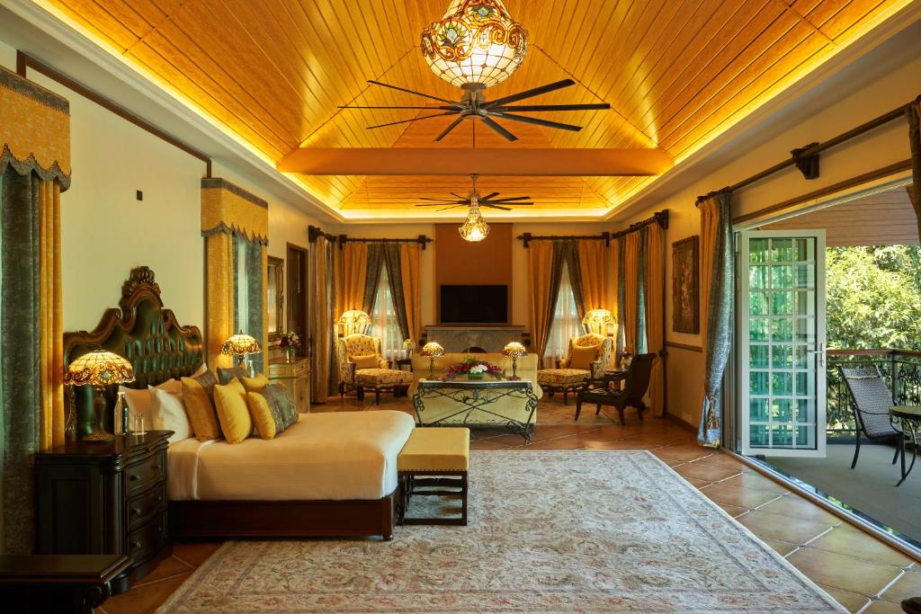 马迪凯里Coorg Wilderness Resort & Spa的带沙发和桌子的大客厅