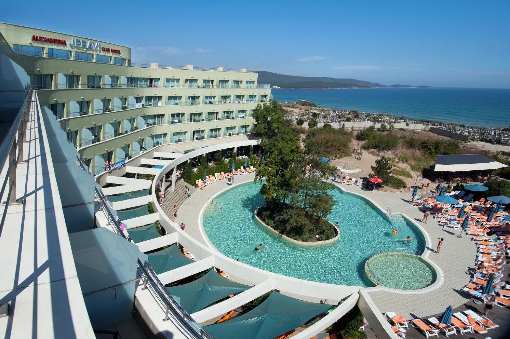 普里莫尔斯科Jeravi Club Hotel - All Inclusive的享有酒店和游泳池的景色
