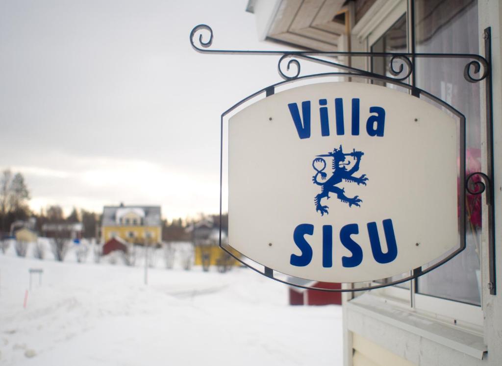 ÖverkalixVilla Sisu的建筑物上读别墅的标志
