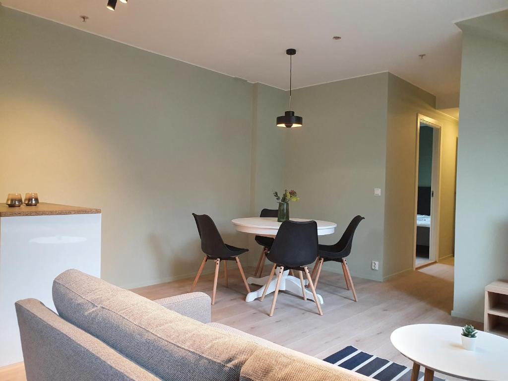 卑尔根Kong Oscars Apartments的客厅配有沙发和桌子