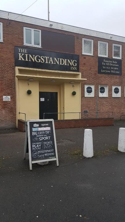 伯明翰The Kingstanding Inn的建筑物前有标志的建筑物