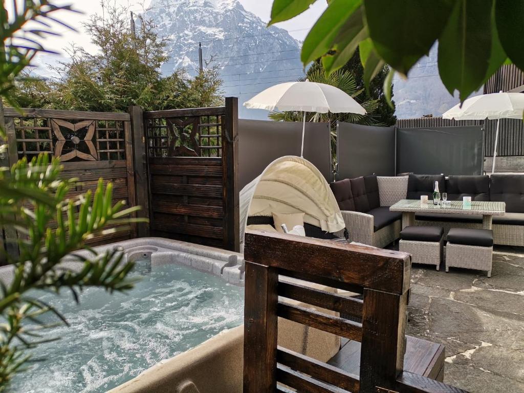 弗吕埃伦San Marco Vip的后院设有带椅子和桌子的热水浴池
