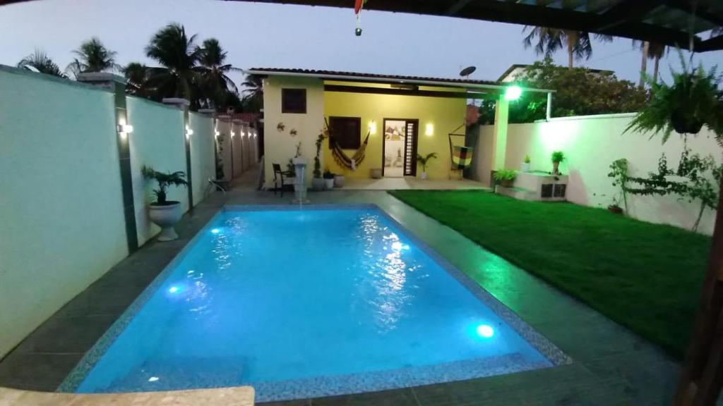 特赖里casa praia de guajiru的夜间房子后院的游泳池
