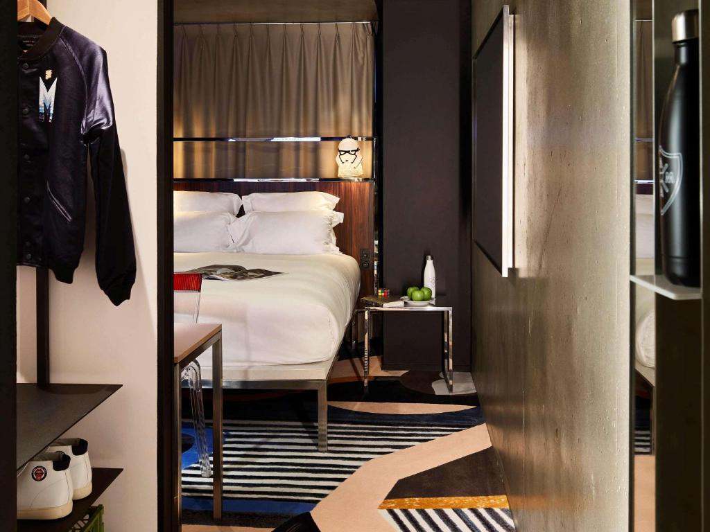 巴黎巴黎东妈妈庇护酒店的酒店客房配有一张床和一张带西德丝床的书桌。