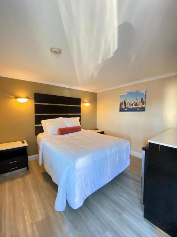 北巴比伦北巴比伦休闲旅馆的一间大卧室,内配一张白色的大床