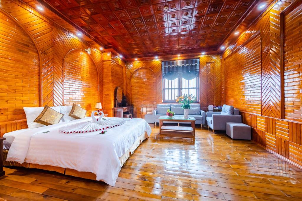 Hương GiaTheKing Hotel的卧室配有一张白色大床