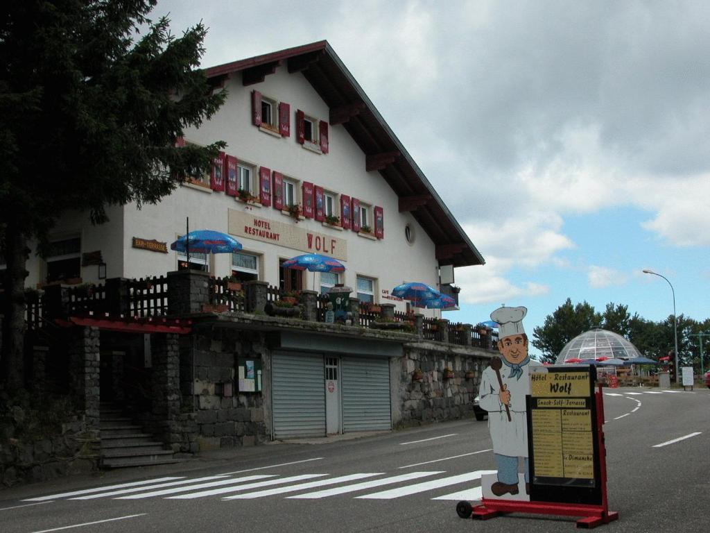Markstein 沃尔夫餐厅酒店的站在大楼前的厨师雕像