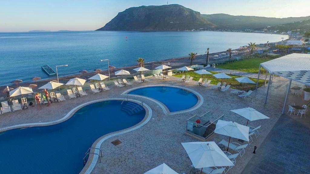凯法洛斯皇家海湾公寓的享有带游泳池和海洋的度假村的空中景致