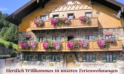 泰森多夫Bernerhof Ferienwohnungen Schmuck的花盒旁边的建筑