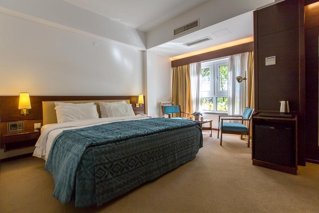 法蒂玛圣约瑟酒店的酒店客房设有床和窗户。