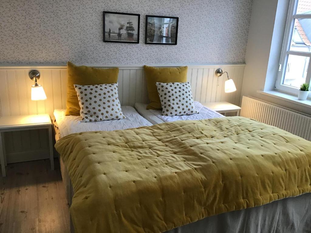 洛肯洛肯巴德酒店公寓 的一间卧室配有一张带两个枕头的大型黄色床