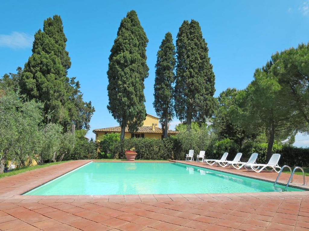 佩萨河谷塔瓦内莱Apartment Camiglia by Interhome的一个带躺椅和树木的游泳池