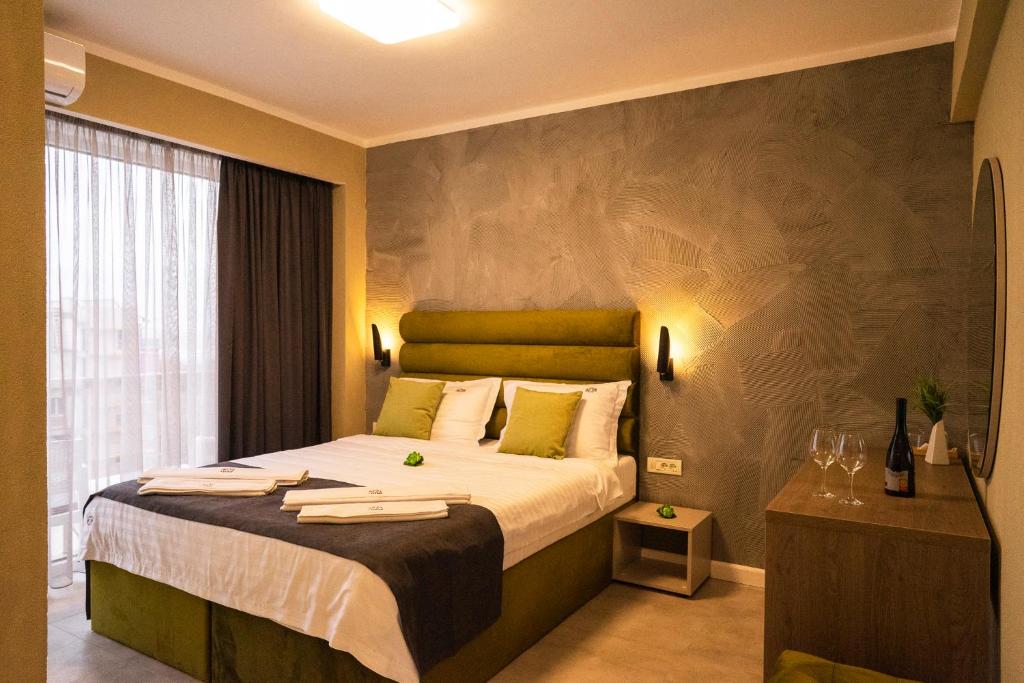北马马亚-讷沃达里Lotus Exclusive的一间卧室配有一张大床和毛巾