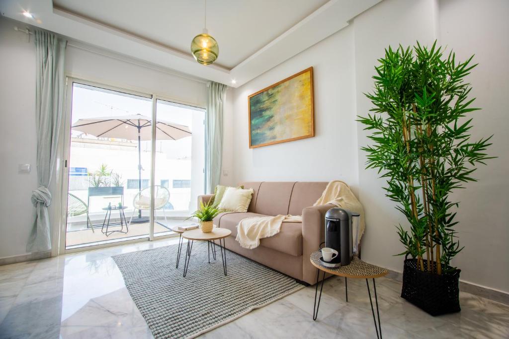 拉巴特Stayhere Rabat - Agdal 1 - Comfort Residence的客厅配有沙发和桌子